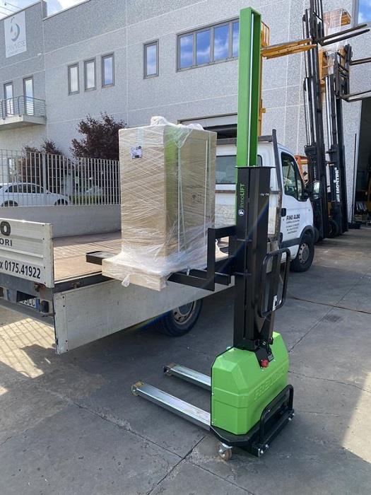 INNOLIFTl-unico-transpallet-in-grado-di-salire-e-scendere-da-camion-e-furgoni